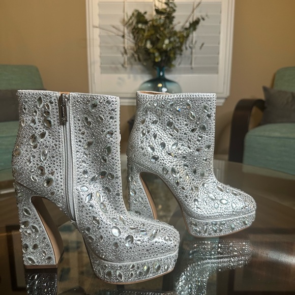 New Jessica Simpson Womens Sz6/36.5
Dollyi Crystal Embellished Bootie
Silver‎ - Picture 2 of 10